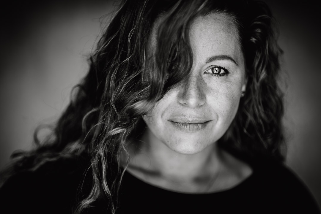Schwarz-Weiß-Portrait von Jasmin Martinez