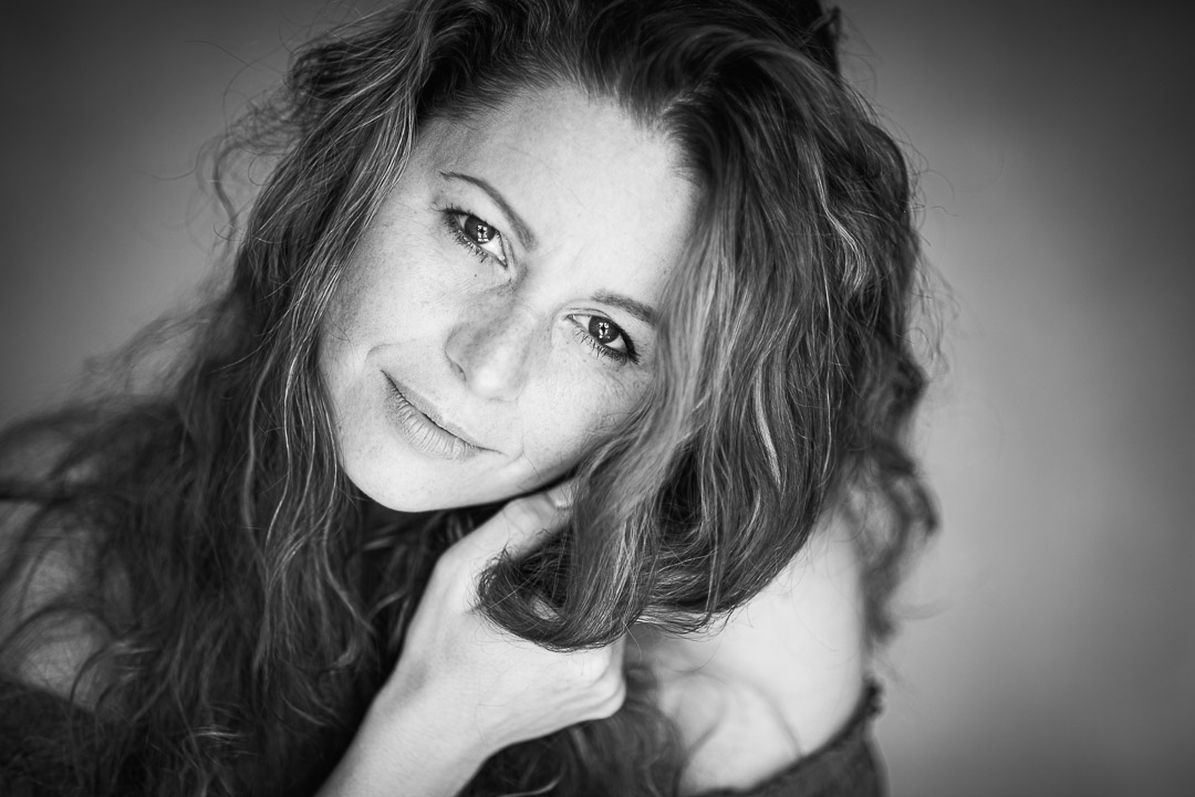 Schwarz-Weiß-Portrait von Jasmin Martinez